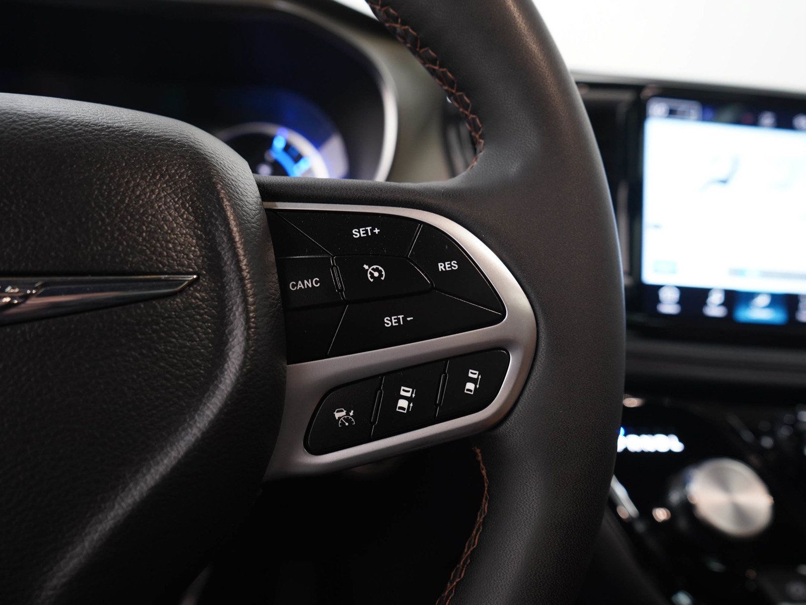 Used 2025 Chrysler Pacifica Pinnacle FWD image 28