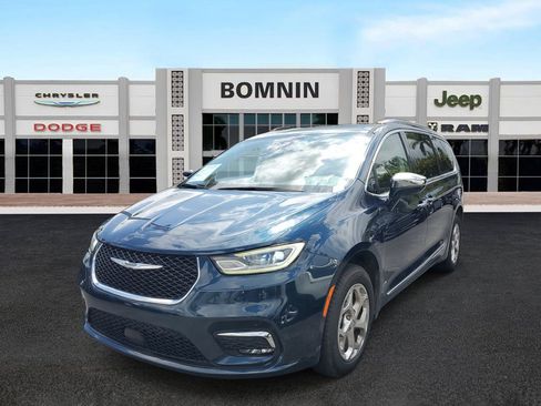 Used 2021 Chrysler Pacifica Limited w/ Uconnect Theater Family Group image 2