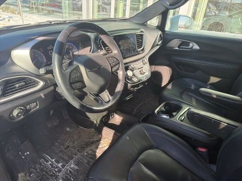 Used 2020 Chrysler Pacifica Touring-L Plus image 16
