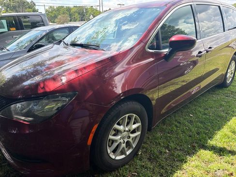 Used 2022 Chrysler Voyager LX FWD image 1