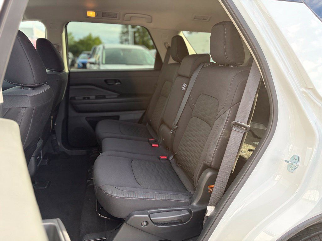 Used 2025 Nissan Pathfinder SV AWD/4WD image 12