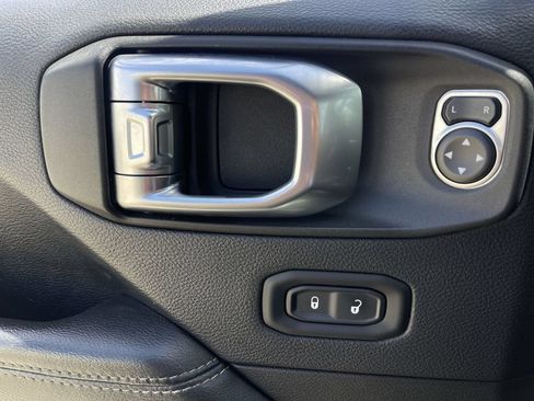 Used 2018 Jeep Wrangler Unlimited Sahara AWD/4WD image 22