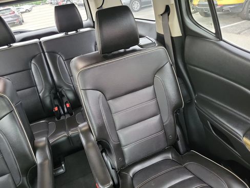 Used 2019 GMC Acadia Denali w/ Technology Package FWD image 12