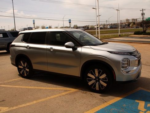 New 2025 Mitsubishi Outlander SE image 4
