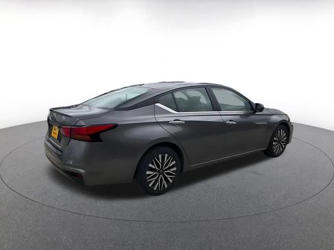 Used 2025 Nissan Altima 2.5 SV FWD image 13