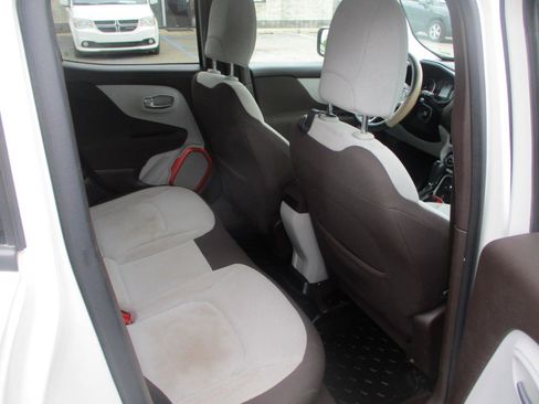 Used 2015 Jeep Renegade Latitude w/ Cold Weather Group II image 9