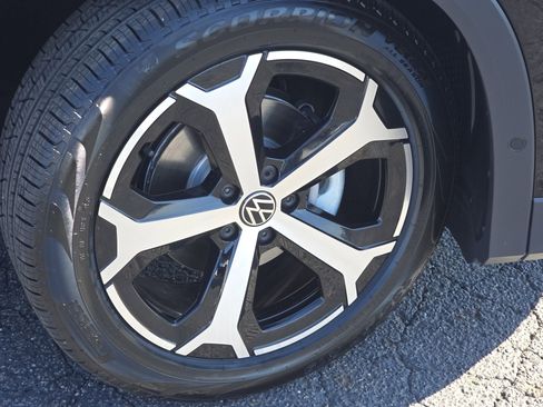 New 2026 Volkswagen Tiguan SE FWD image 14