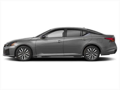 Used 2025 Nissan Altima 2.5 SV FWD image 3