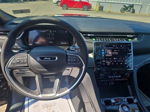 New 2025 Jeep Grand Cherokee L Altitude image 15