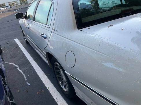 Used 2002 Lincoln Town Car Signature RWD image 8