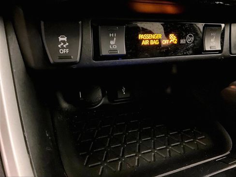 Used 2022 Toyota RAV4 SE w/ Convenience Package image 31