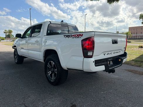 Used 2019 Toyota Tacoma TRD Sport w/ Technology Package AWD/4WD image 4