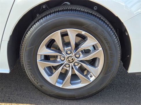 Used 2025 Toyota Sienna XLE image 9