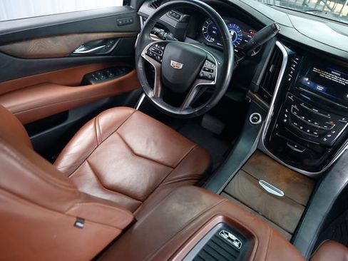 Used 2018 Cadillac Escalade Premium Luxury RWD image 23