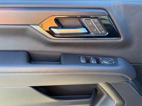 Used 2025 GMC Yukon XL Denali image 12