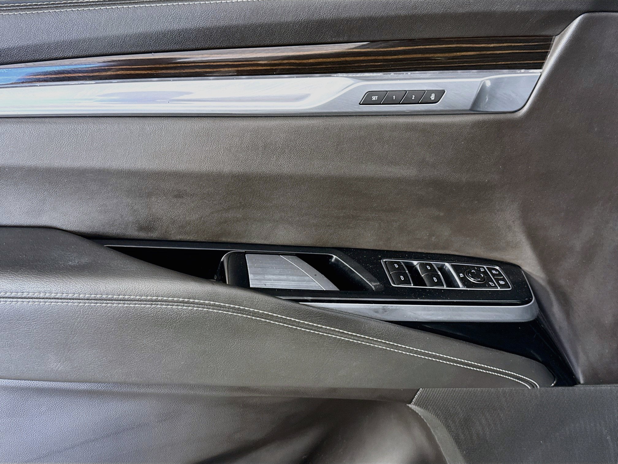 Used 2025 Cadillac Escalade ESV Luxury RWD image 20