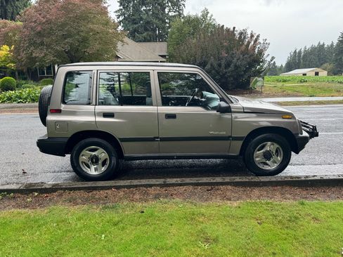 Used 1998 Chevrolet Tracker 4WD image 6