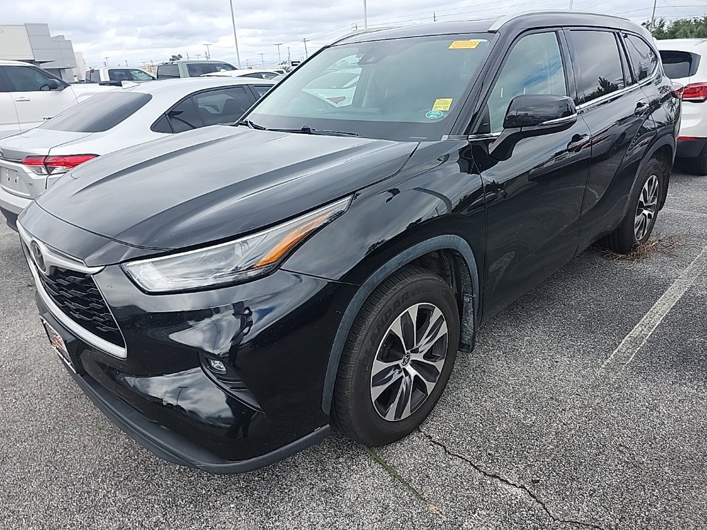 Used 2022 Toyota Highlander XLE AWD/4WD image 6
