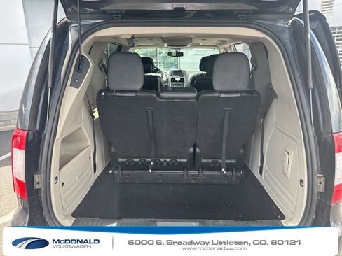 Used 2014 Chrysler Town & Country Touring-L w/ Driver Convenience Group FWD image 15