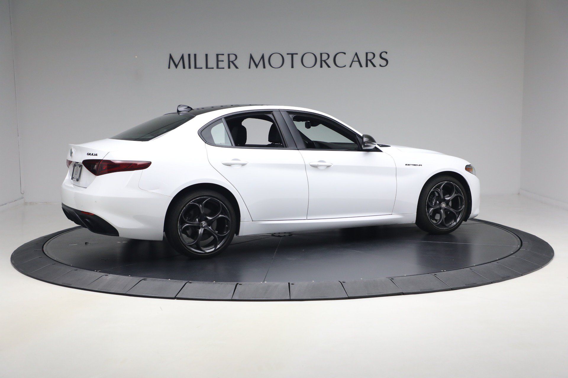 Used 2023 Alfa Romeo Giulia Estrema AWD/4WD image 8