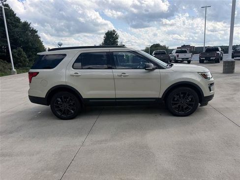 Certified 2018 Ford Explorer XLT w/ Equipment Group 202A AWD/4WD image 4