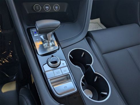 Used 2025 Genesis G70 2.5T image 27