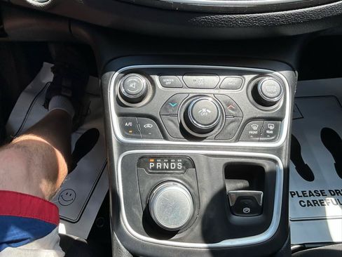 Used 2015 Chrysler 200 Limited FWD image 23