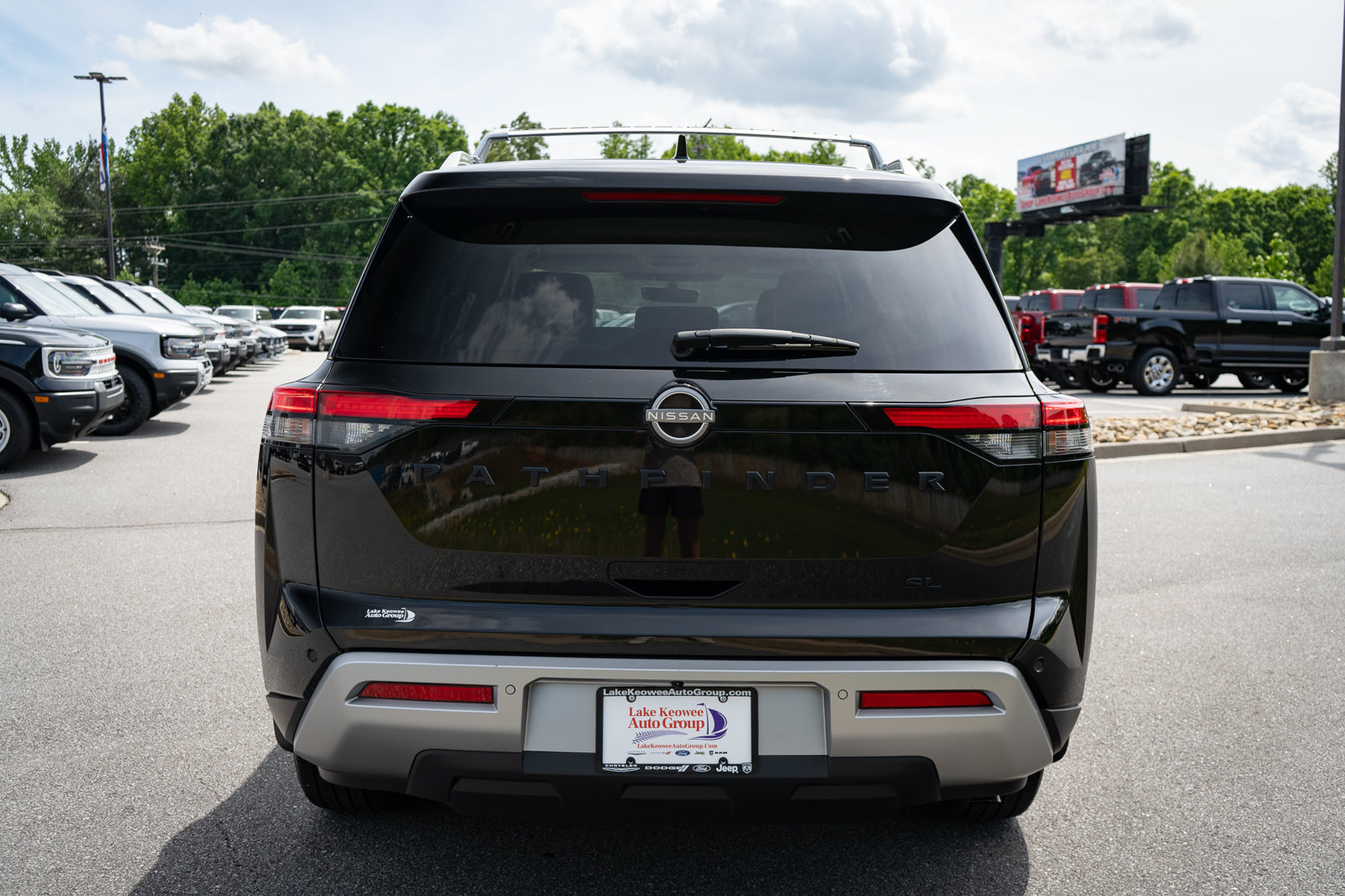 Used 2024 Nissan Pathfinder SL w/ Black Appearance Package FWD image 8