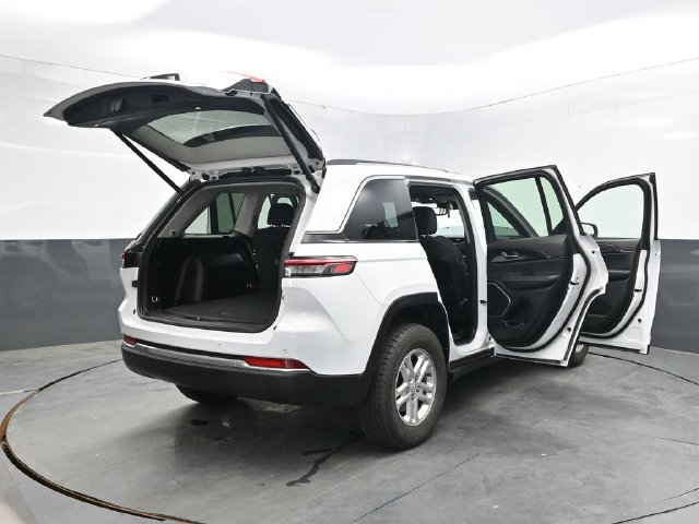 Used 2022 Jeep Grand Cherokee Laredo w/ Luxury Tech Group I AWD/4WD image 55