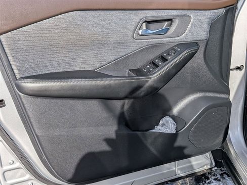 Used 2023 Nissan Rogue SV image 9