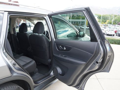 Used 2020 Nissan Rogue SV image 28