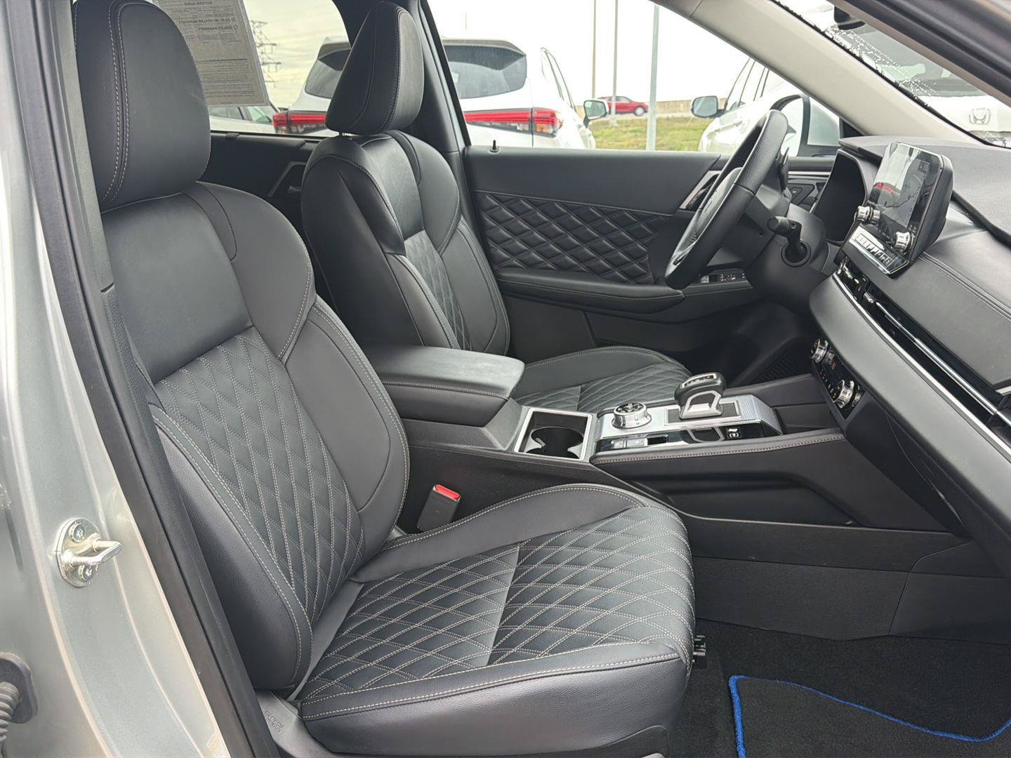 Used 2024 Mitsubishi Outlander 4WD Plug-In Hybrid image 15