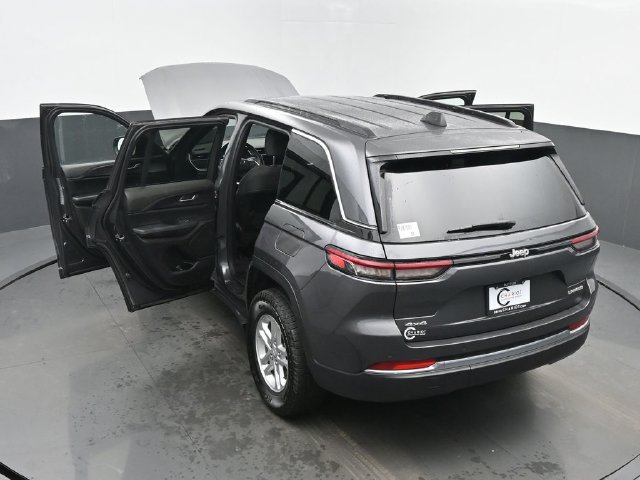 Used 2024 Jeep Grand Cherokee Laredo AWD/4WD image 64