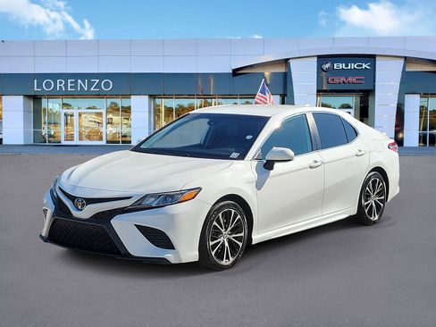 Used 2020 Toyota Camry SE FWD image 1