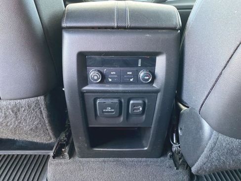 Used 2022 Chevrolet Traverse Premier image 21