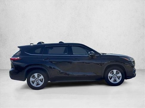 Used 2021 Toyota Highlander L FWD image 4