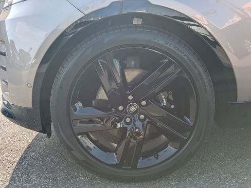 Used 2023 Land Rover Discovery Metropolitan Edition image 10