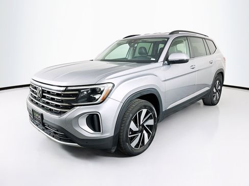 Used 2025 Volkswagen Atlas SE image 3