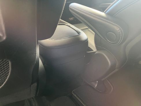 Used 2025 Chrysler Pacifica Limited image 25