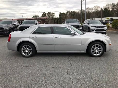 Used 2010 Chrysler 300 Touring image 2