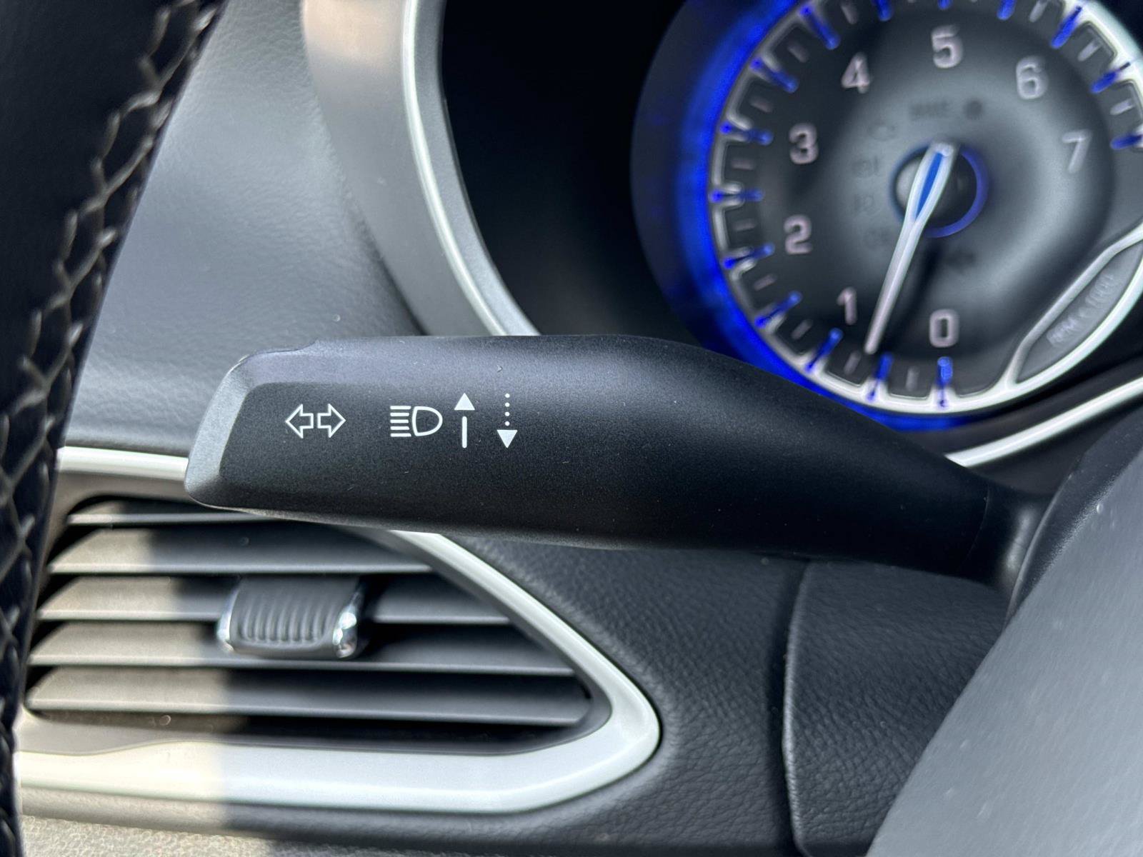 Used 2025 Chrysler Pacifica Select FWD image 16