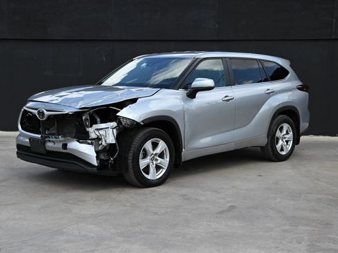 Used 2024 Toyota Highlander LE image 2