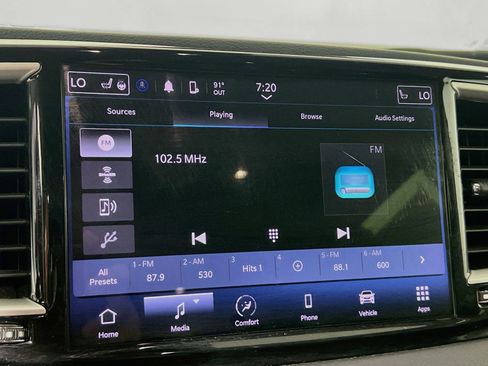 Used 2023 Chrysler Pacifica Touring-L FWD image 27
