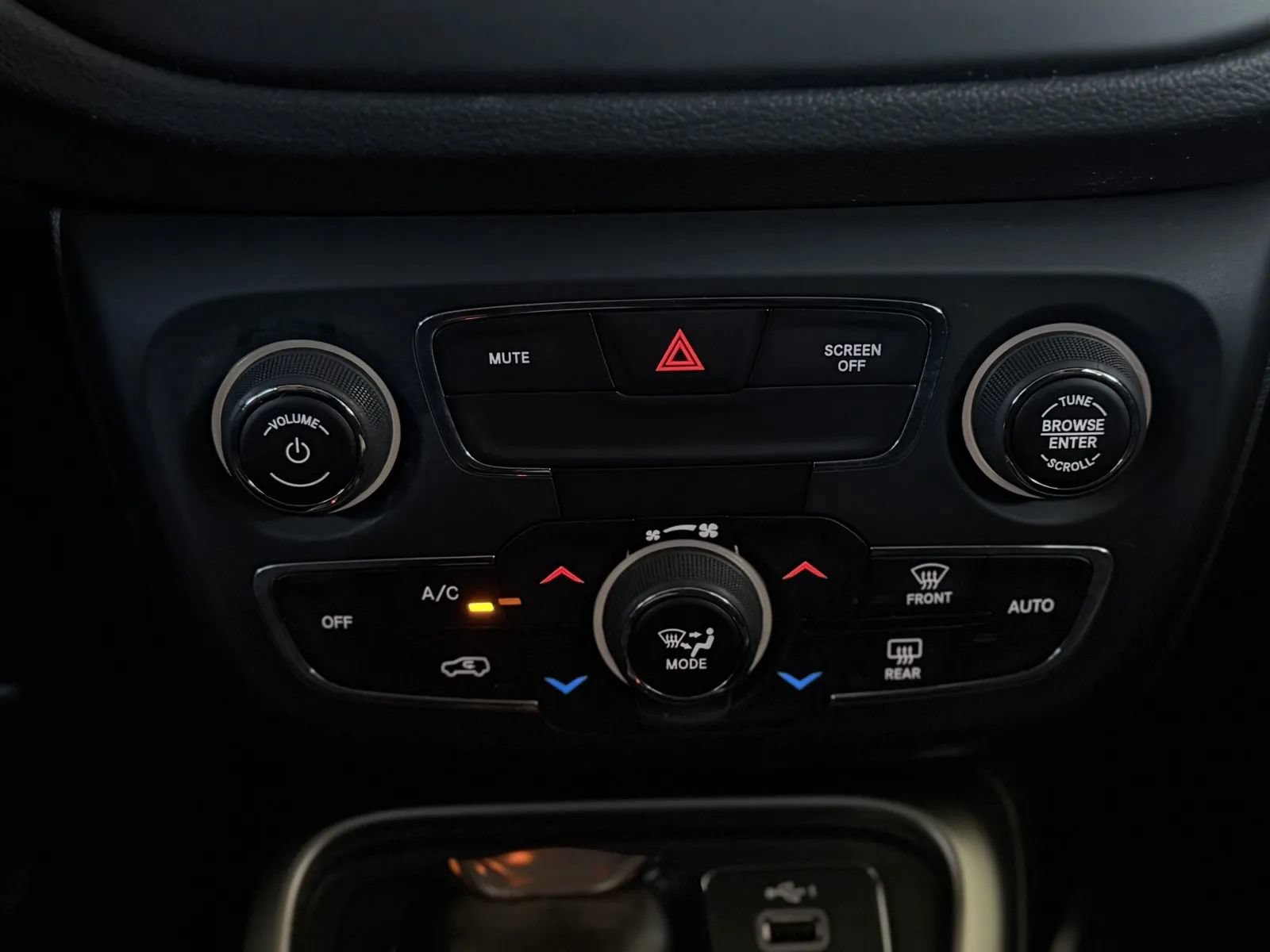 Used 2020 Jeep Compass Latitude w/ Cold Weather Group AWD/4WD image 31