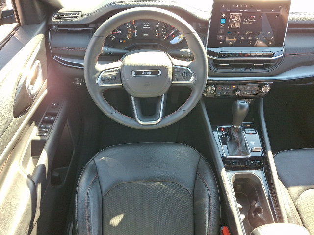 Used 2025 Jeep Compass Trailhawk AWD/4WD image 3