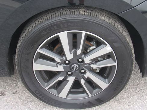 Used 2025 Nissan Versa SV image 9