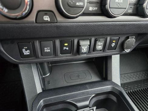 Used 2019 Toyota Tacoma TRD Sport AWD/4WD image 36