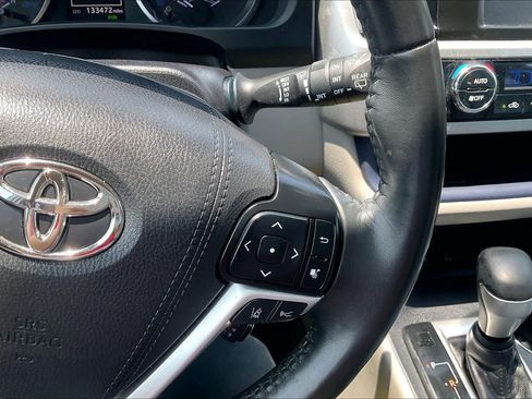 Used 2019 Toyota Highlander Plus FWD image 23