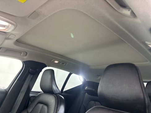 Used 2024 Volvo XC40 B5 Ultimate w/ Protection Package Premier image 10