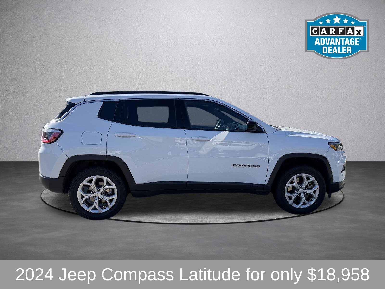 Used 2024 Jeep Compass Latitude AWD/4WD image 2